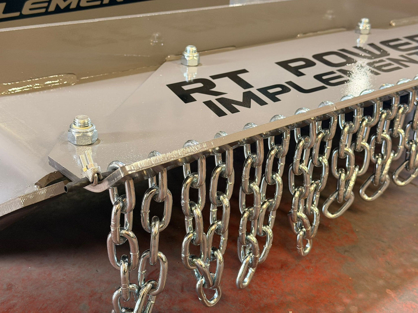 Lateral protector con cadenas para desbrozadora de retroexcavadora